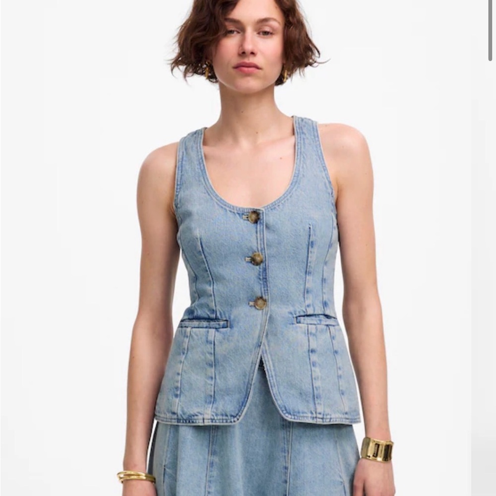 Madewell Denim Scoopneck Cutaway Vest in Edmonson Wash Top